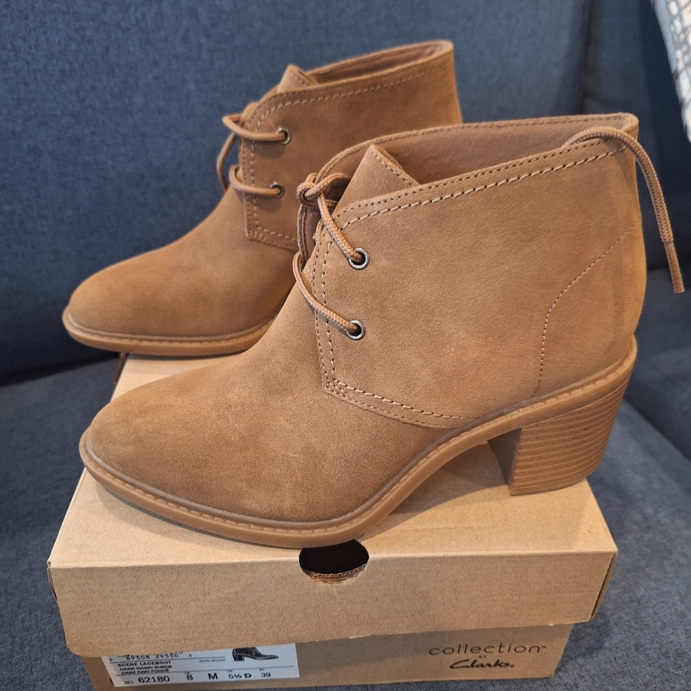 NWB Clarks Women's Brown Sz 8 Lace-Up Ankle Booties. Suede Block Heel